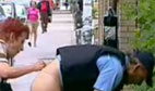 Huch! Ein nackter Cop!