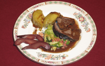 Wildschweinbraten mit Rotwein-Printen-So&szlig;e auf Wirsingbett und Hochepot