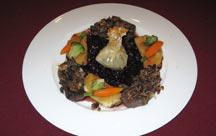 Hirschmedaillons mit Waldpilzkruste und Rotkohl an Pfefferso&szlig;e
