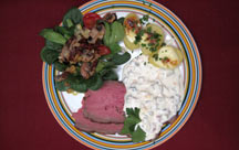 Roastbeef mit Remoulade und Roquefort-Kartoffeln, dazu Feldsalat